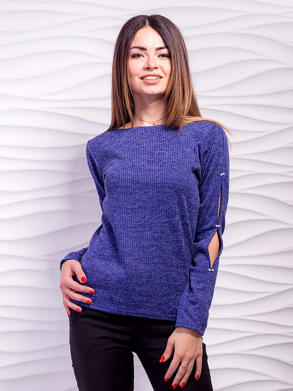 Кофта с вырезами на рукавах