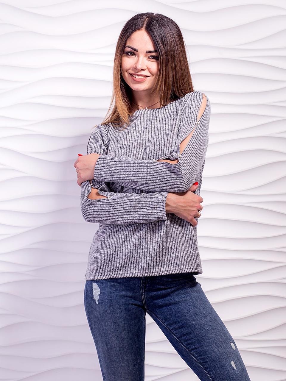 Свитер с разрезами на рукавах