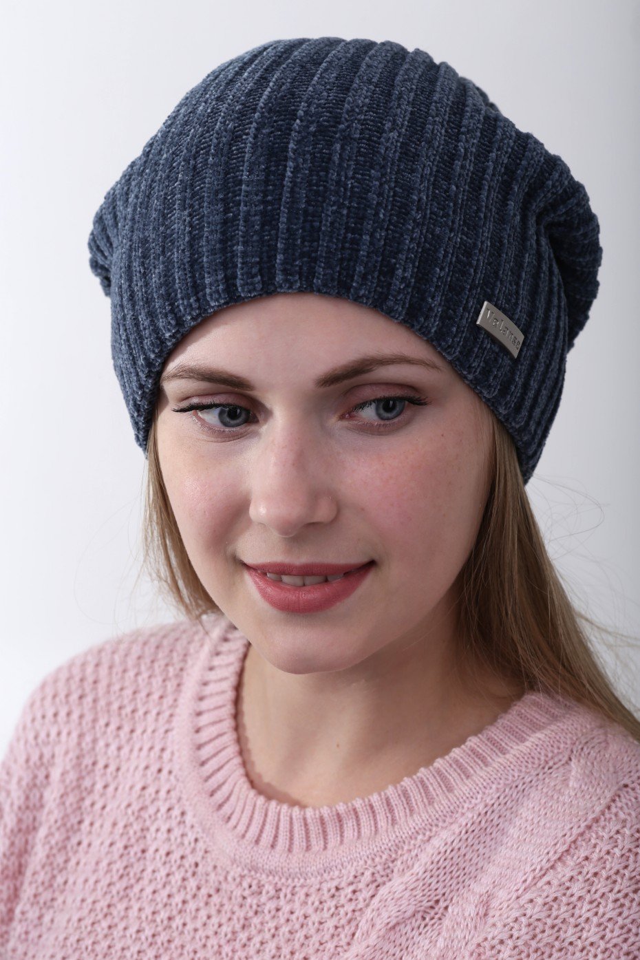 Синяя шапка крупной вязки