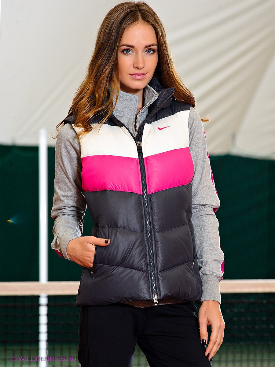 Девушки в болоньевых куртках