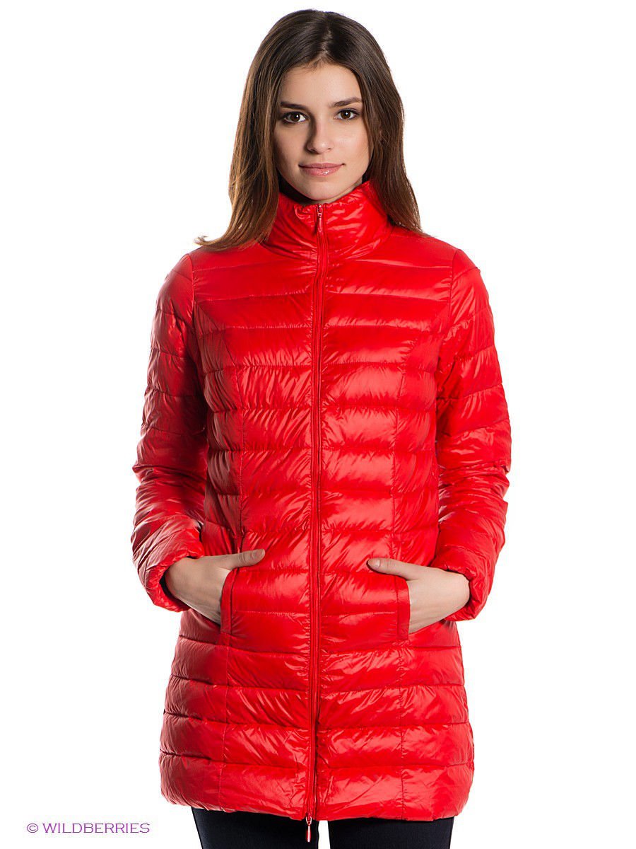 Девушка в болоньевом пуховике