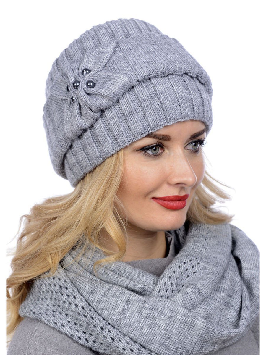 Женские вязаные шапки с волосами