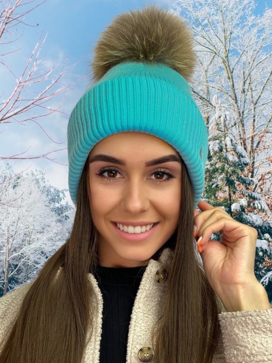 Красивые девушки в пуховиках