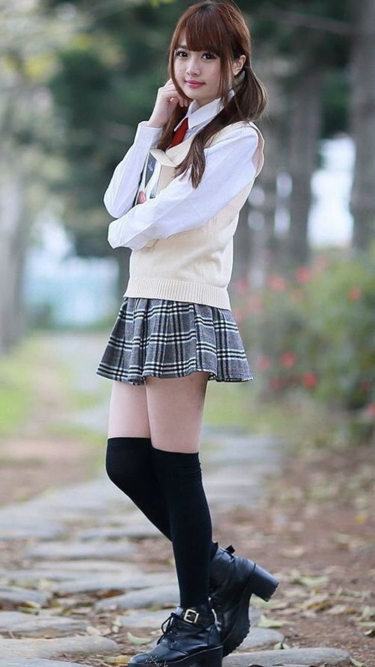 Азиатка в юбочке а в чёрном