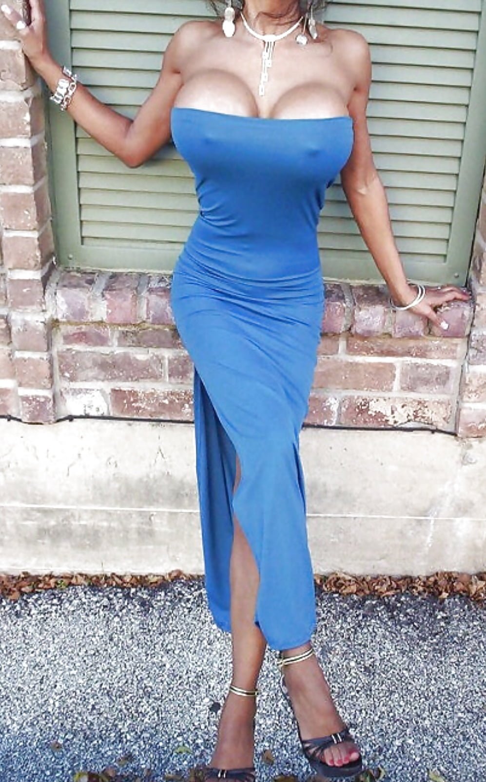 Emily Agnes в платье