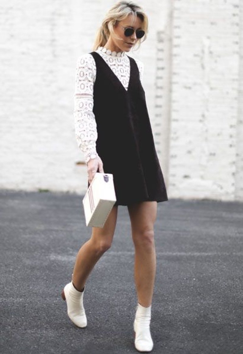 Белое платье с черными ботинками