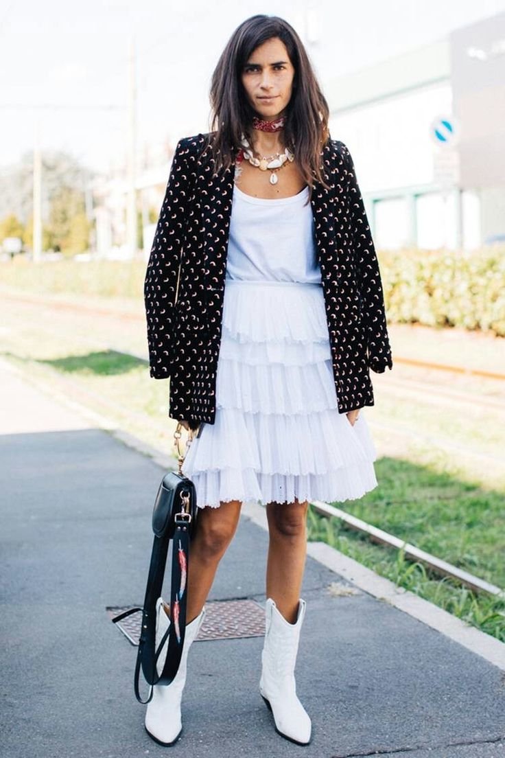 Платье с ботфортами на каблуке