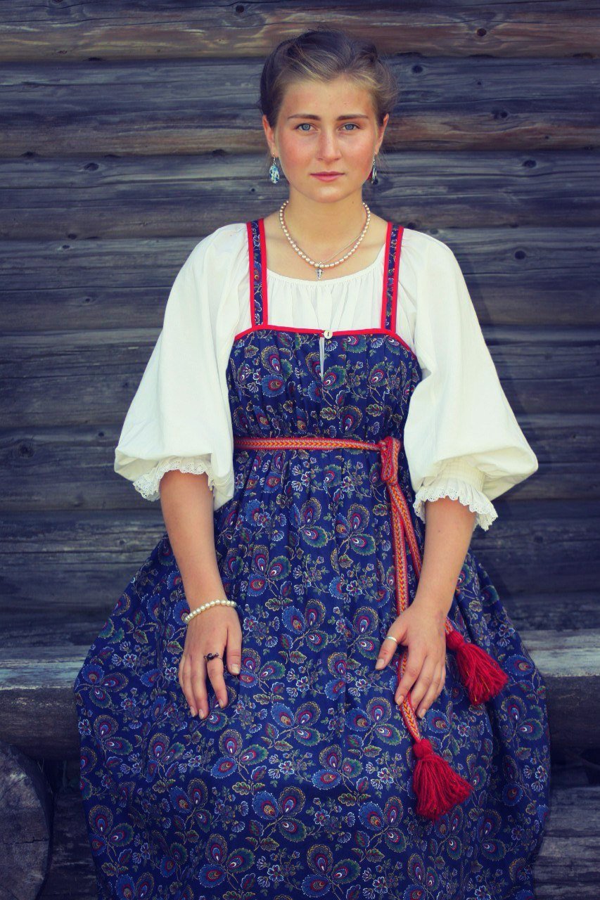 Женщина в народном сарафане в профиль