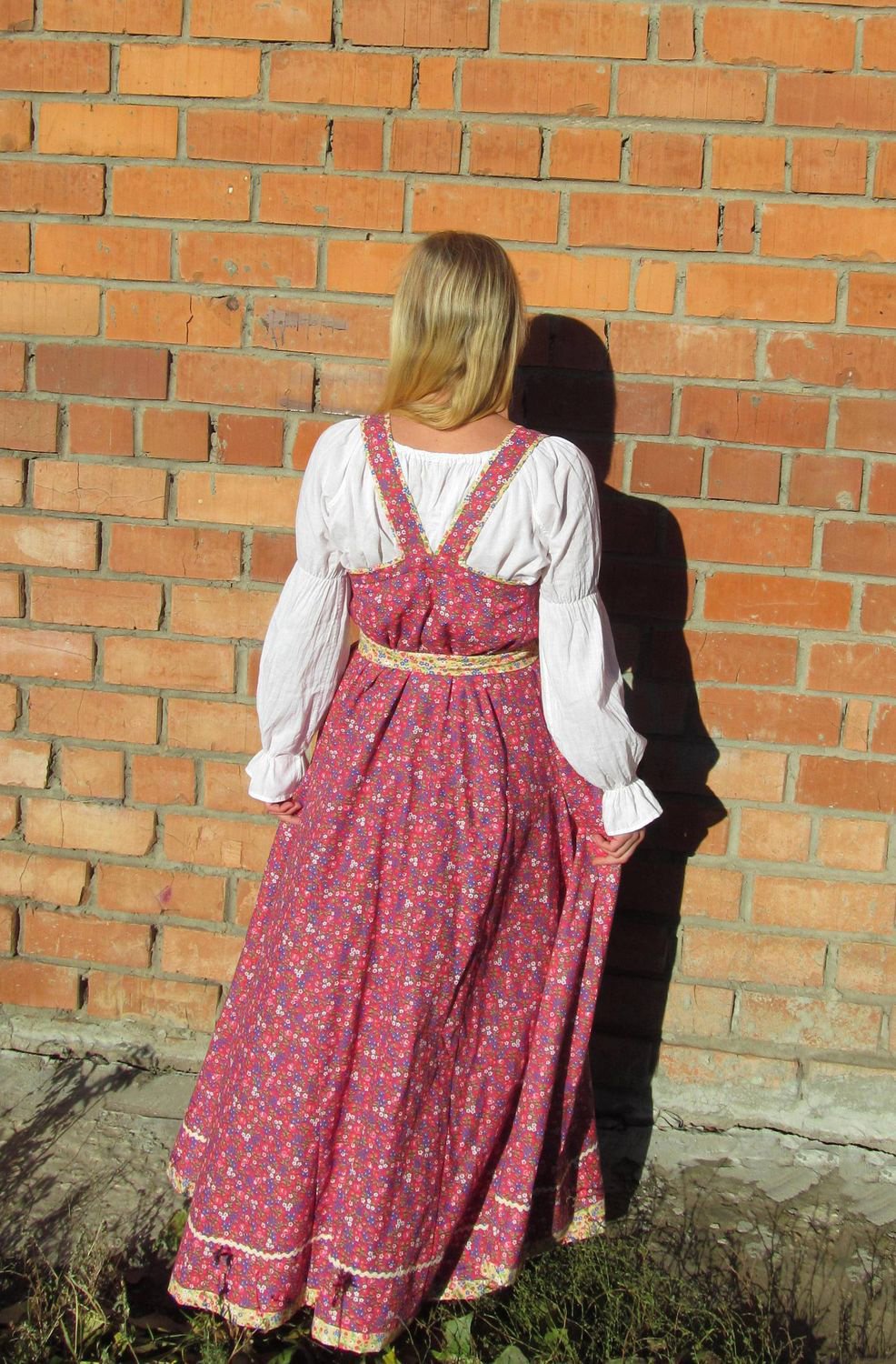 Девушка в русском сарафане