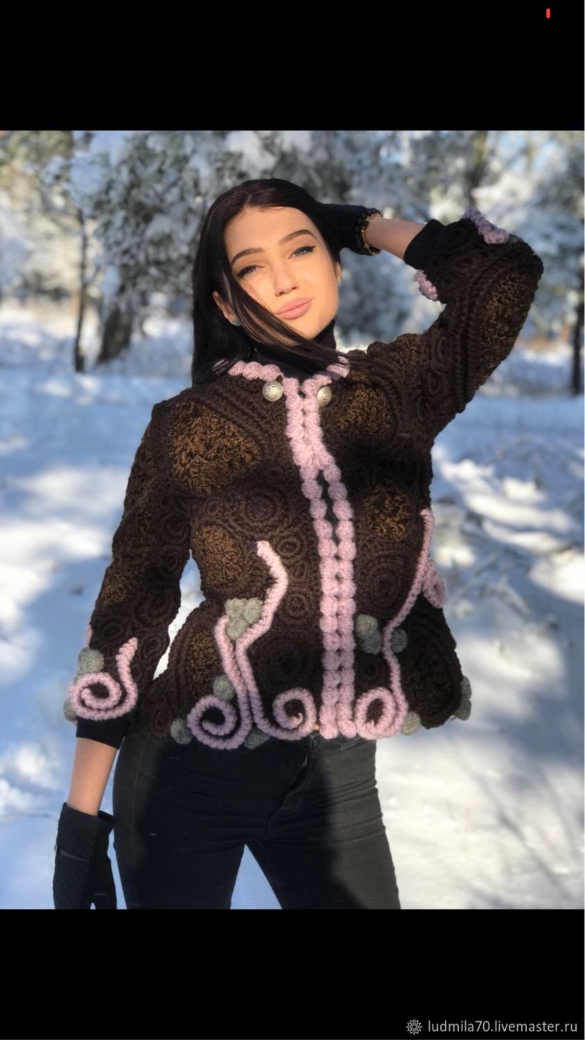 Девушки обвязаны курткой