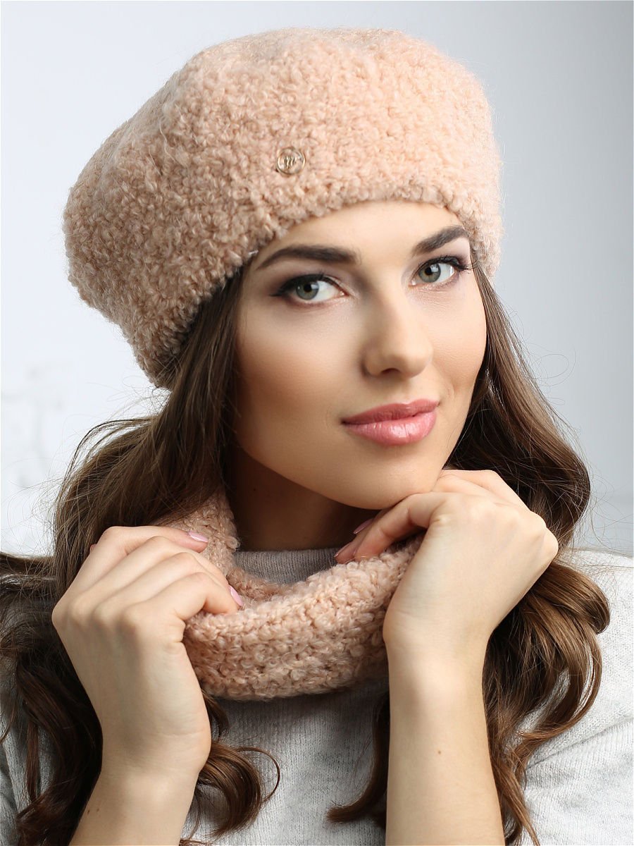 Шапка спицами из буклированной пряжи для женщин