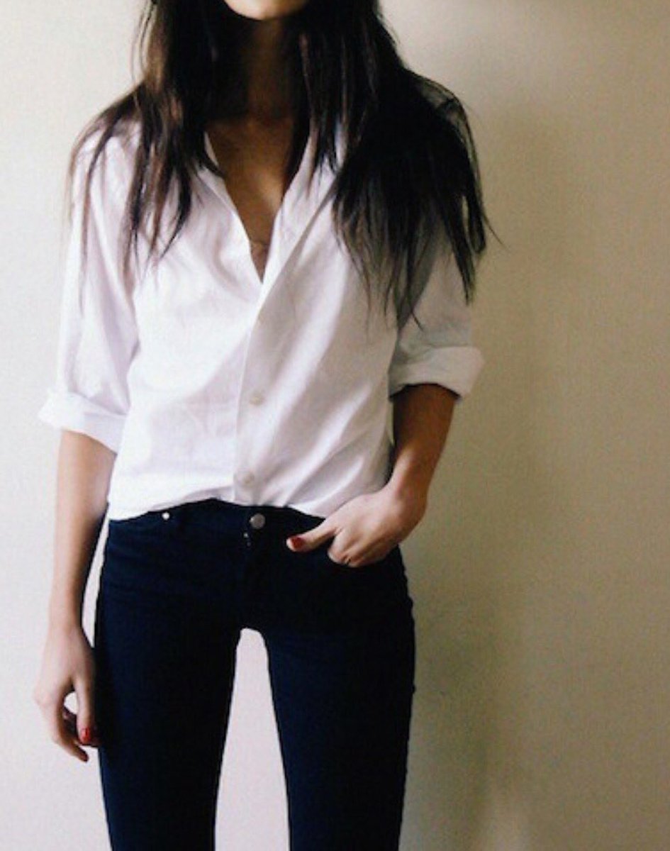 Девушка в белой футболке со спины