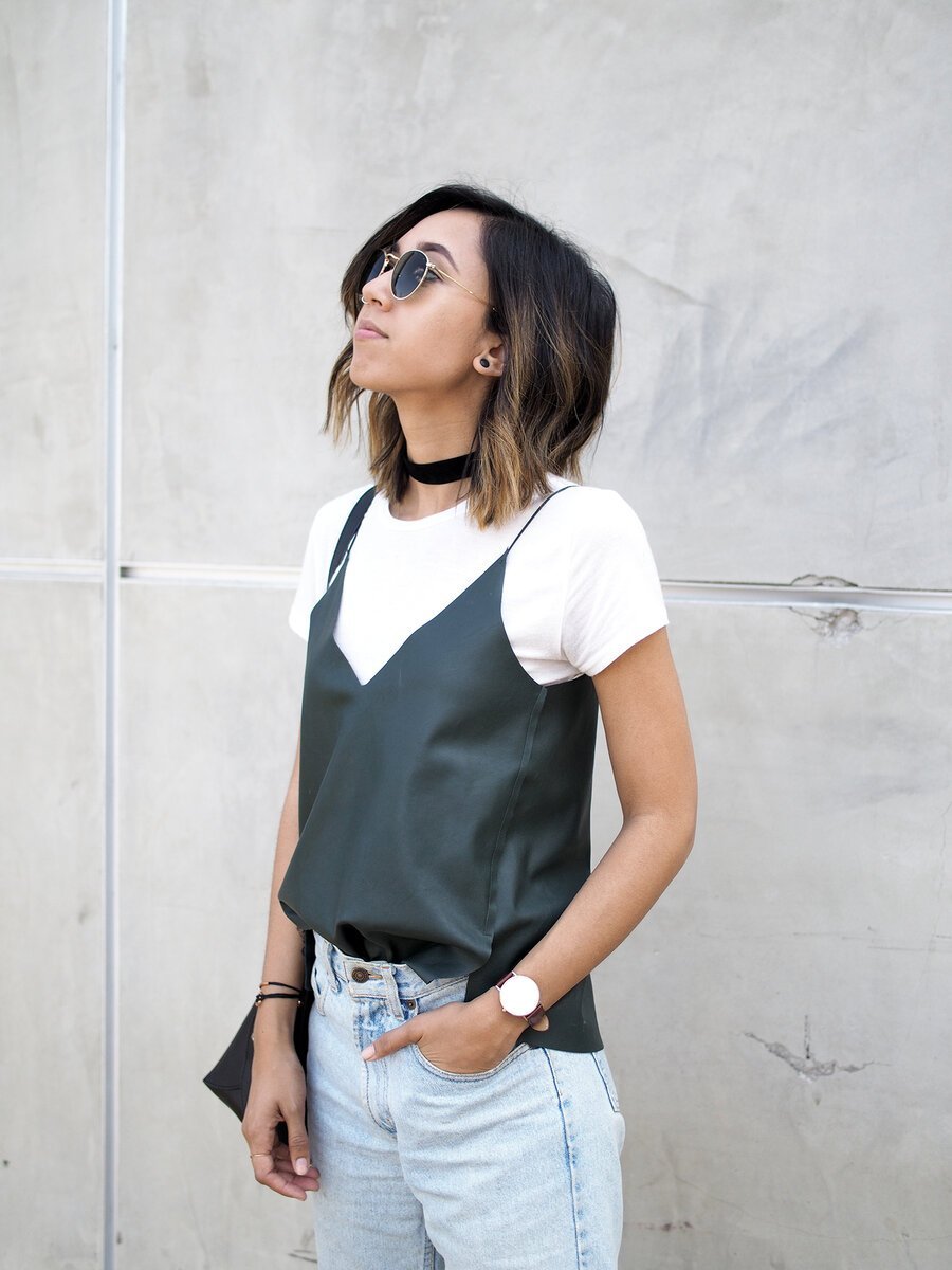 Черная майка с белой рубашкой