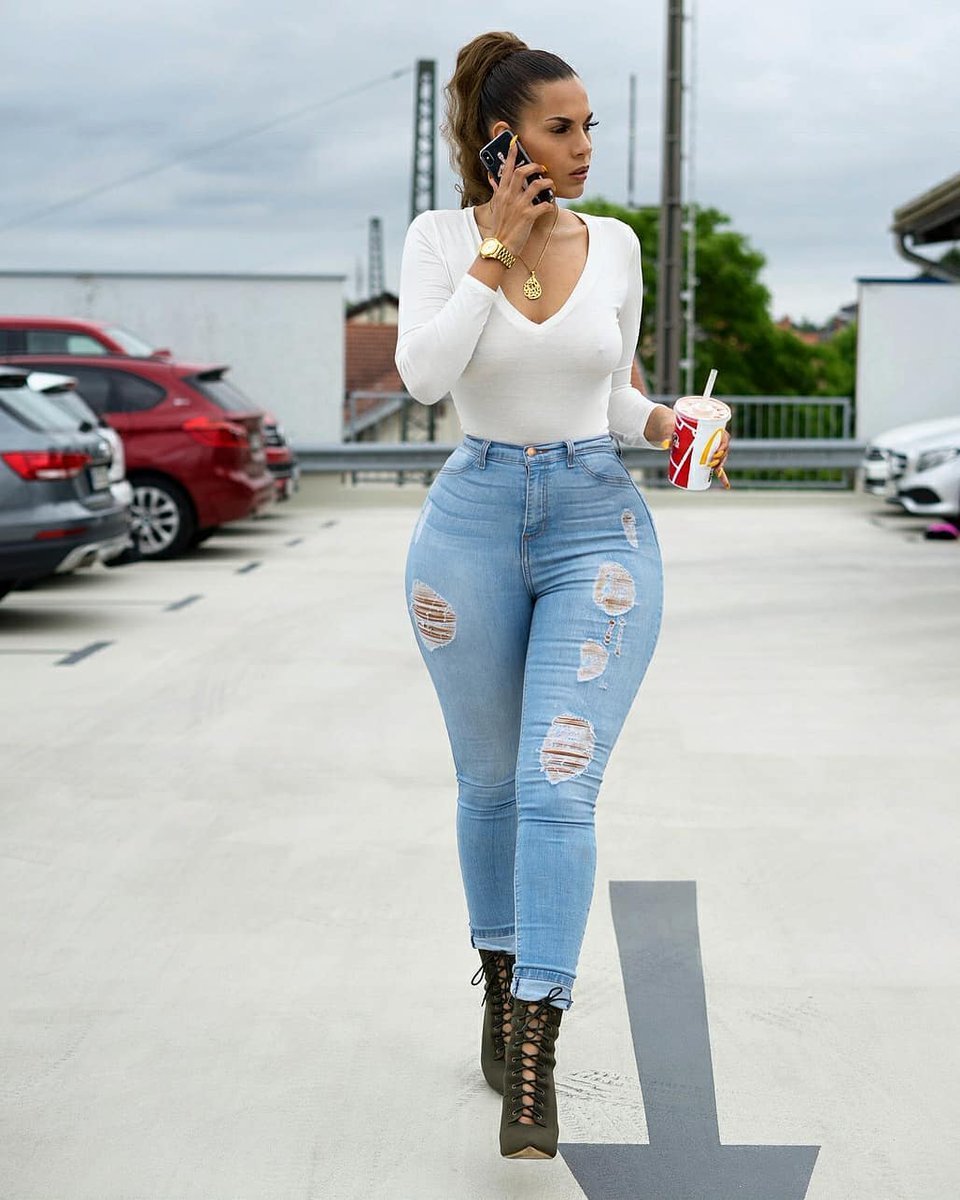 Amirah Dyme in Jeans