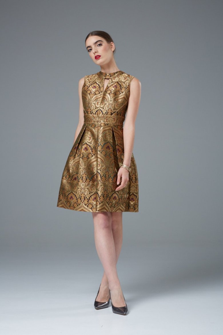Платье из серебряной парчи