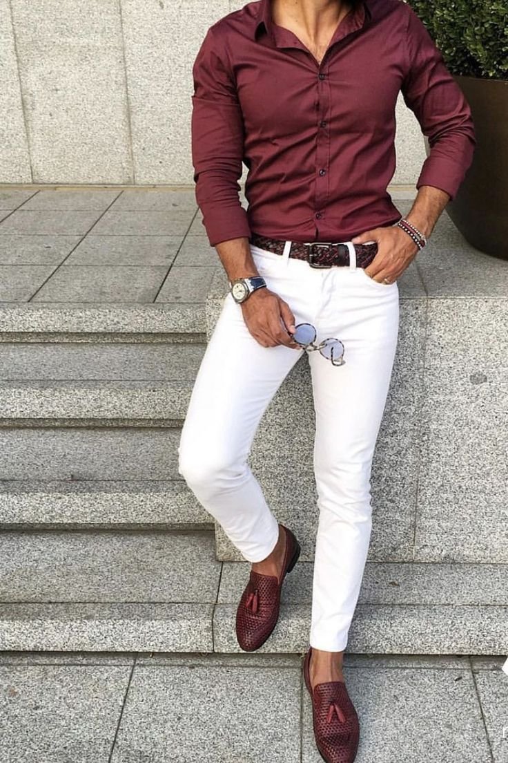 Бордовые брюки и белая рубашка