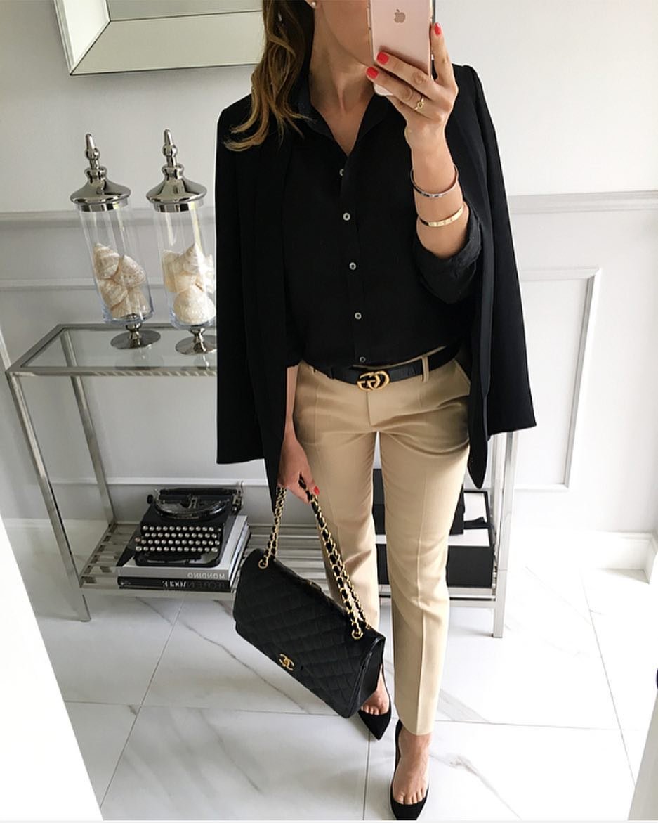 Белый пиджак с бежевыми брюками женский