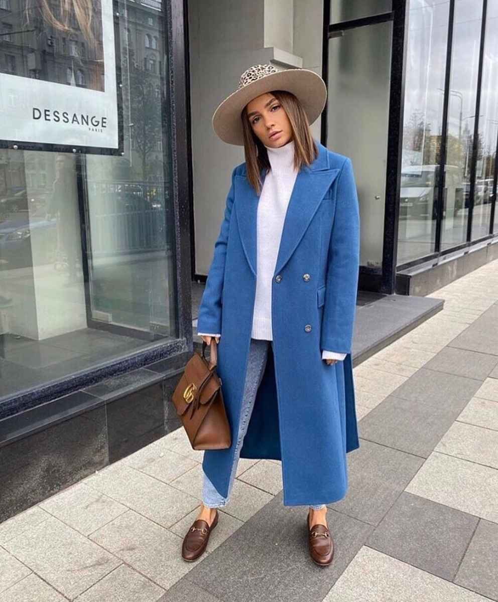 Черная куртка с бордовой шапкой