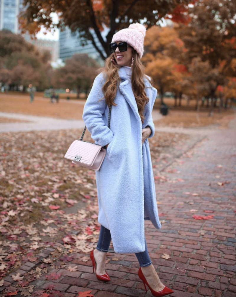 Головной убор к синему пальто для женщин