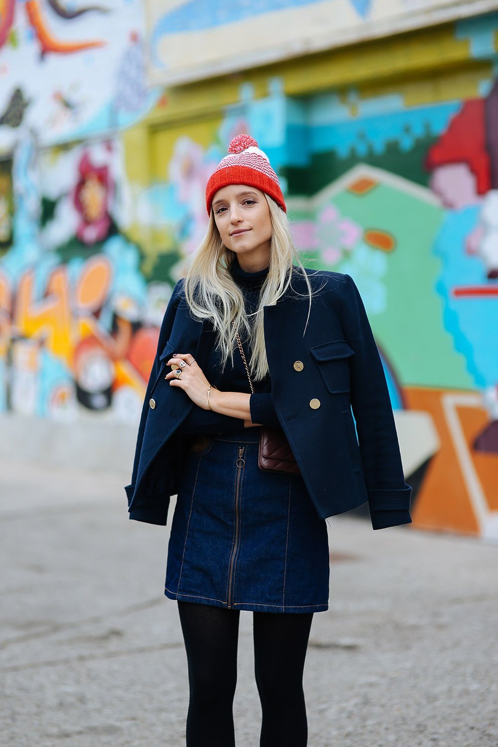 Девушка в головном уборе