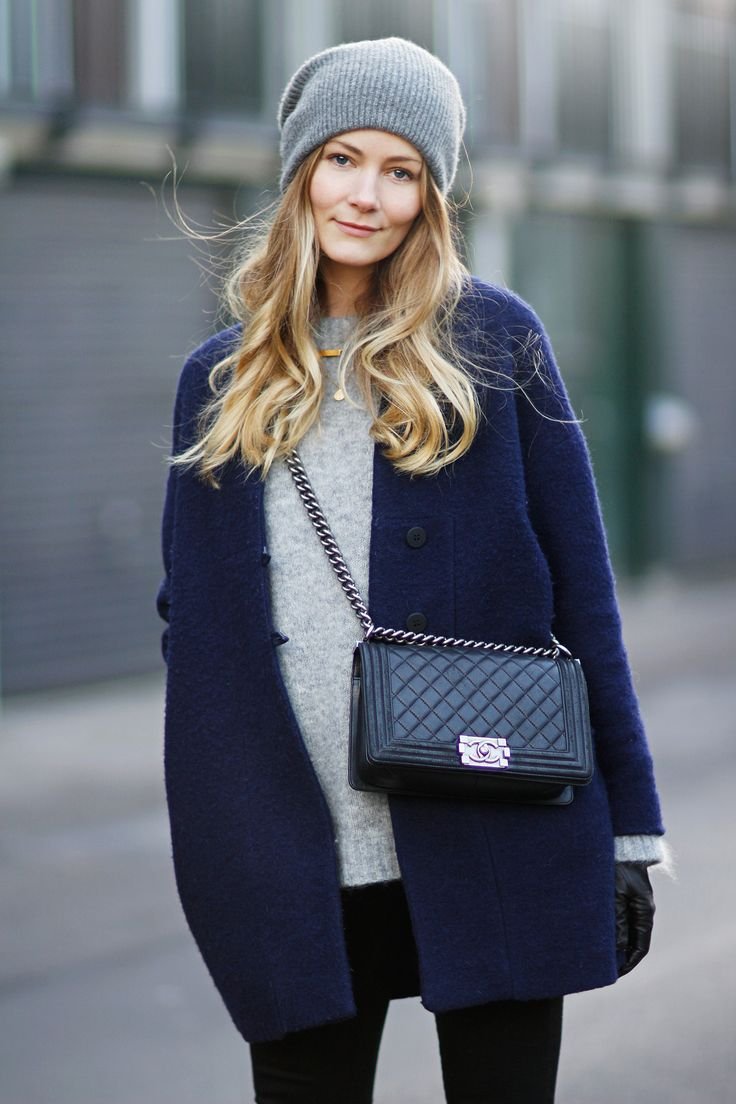 Синее пальто и коричневая шапка