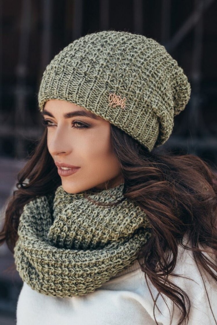 Объемная шапка с отворотом
