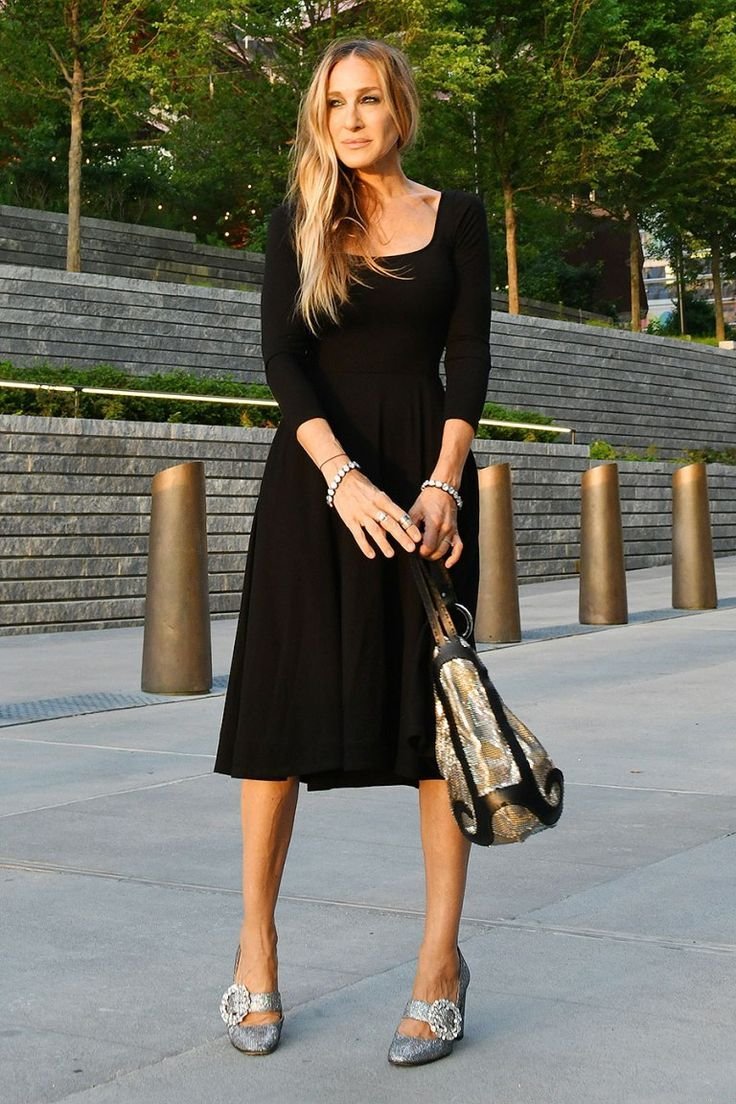 Черное платье с серебристыми туфлями