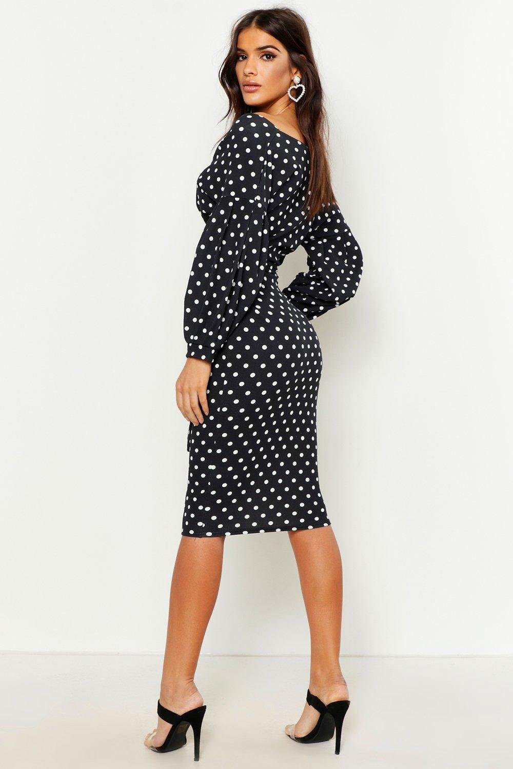 Платье с рукавами на прозрачном фоне