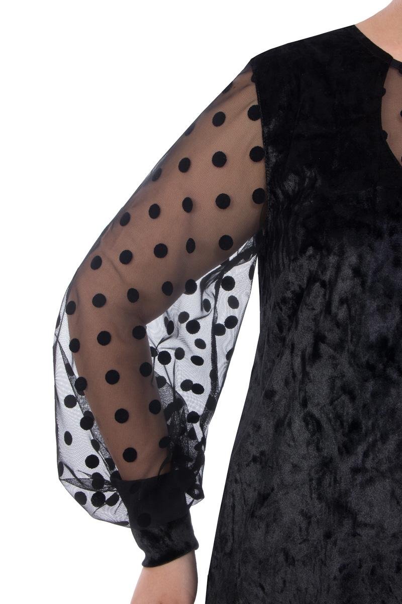 Черное платье с прозрачными рукавами в горошек