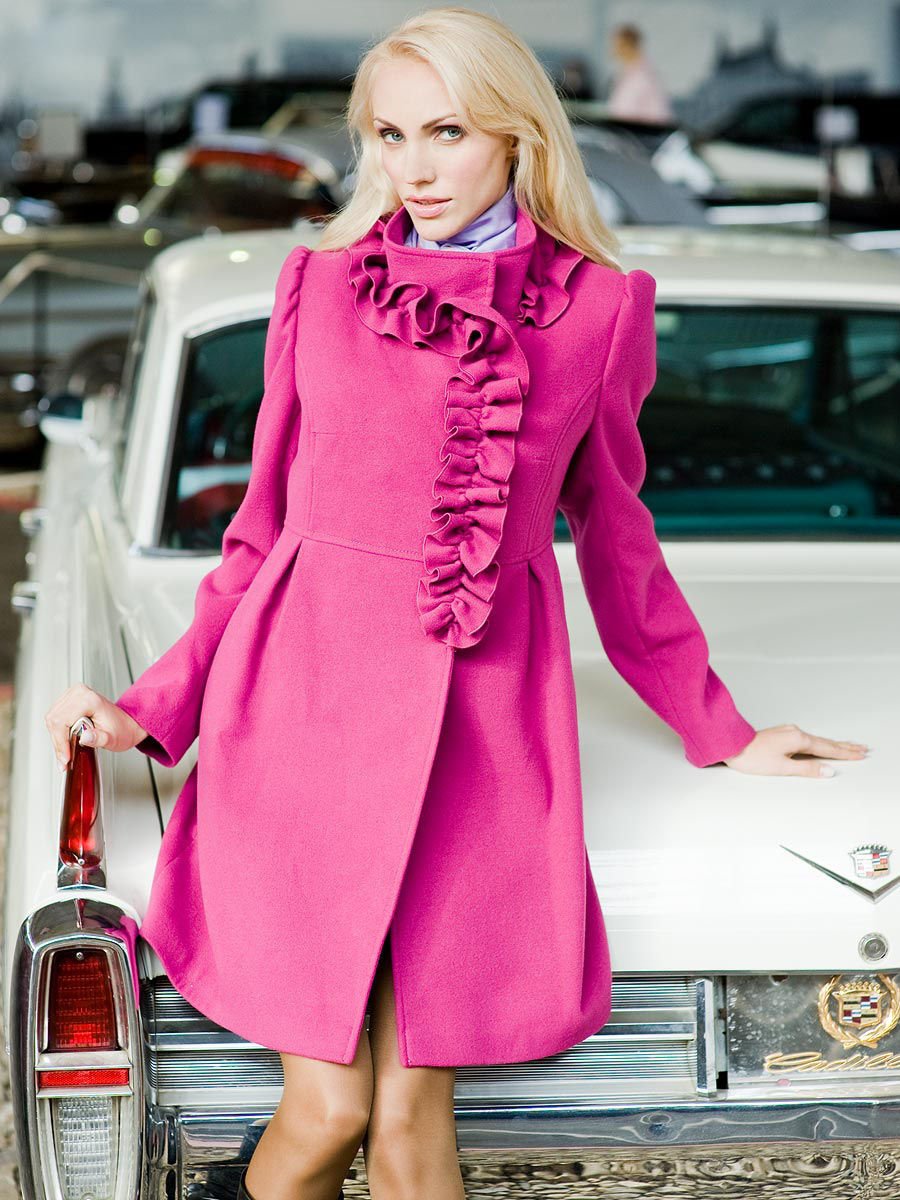 Пальто с воротником воланом