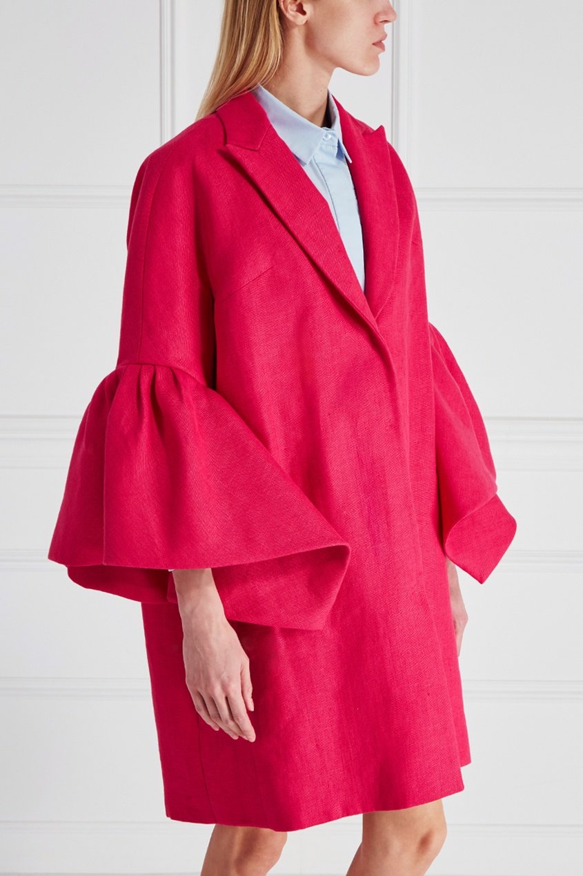 Пальто с воланами на рукавах