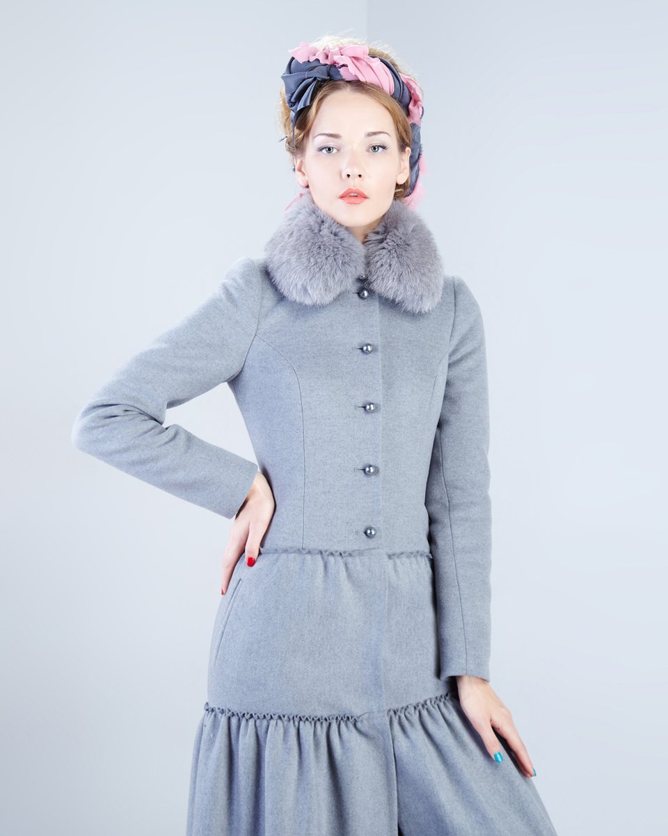 Пальто с воланами на юбке