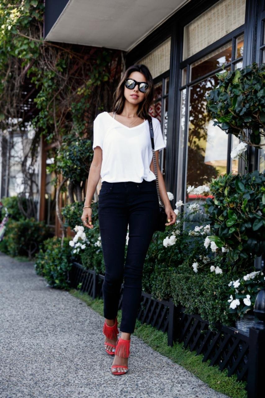 Девушка в рубашке и пиджаке