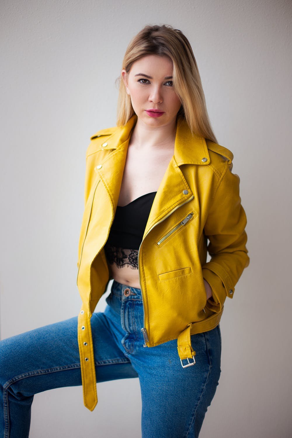 Джинсовки с желтым капюшоном