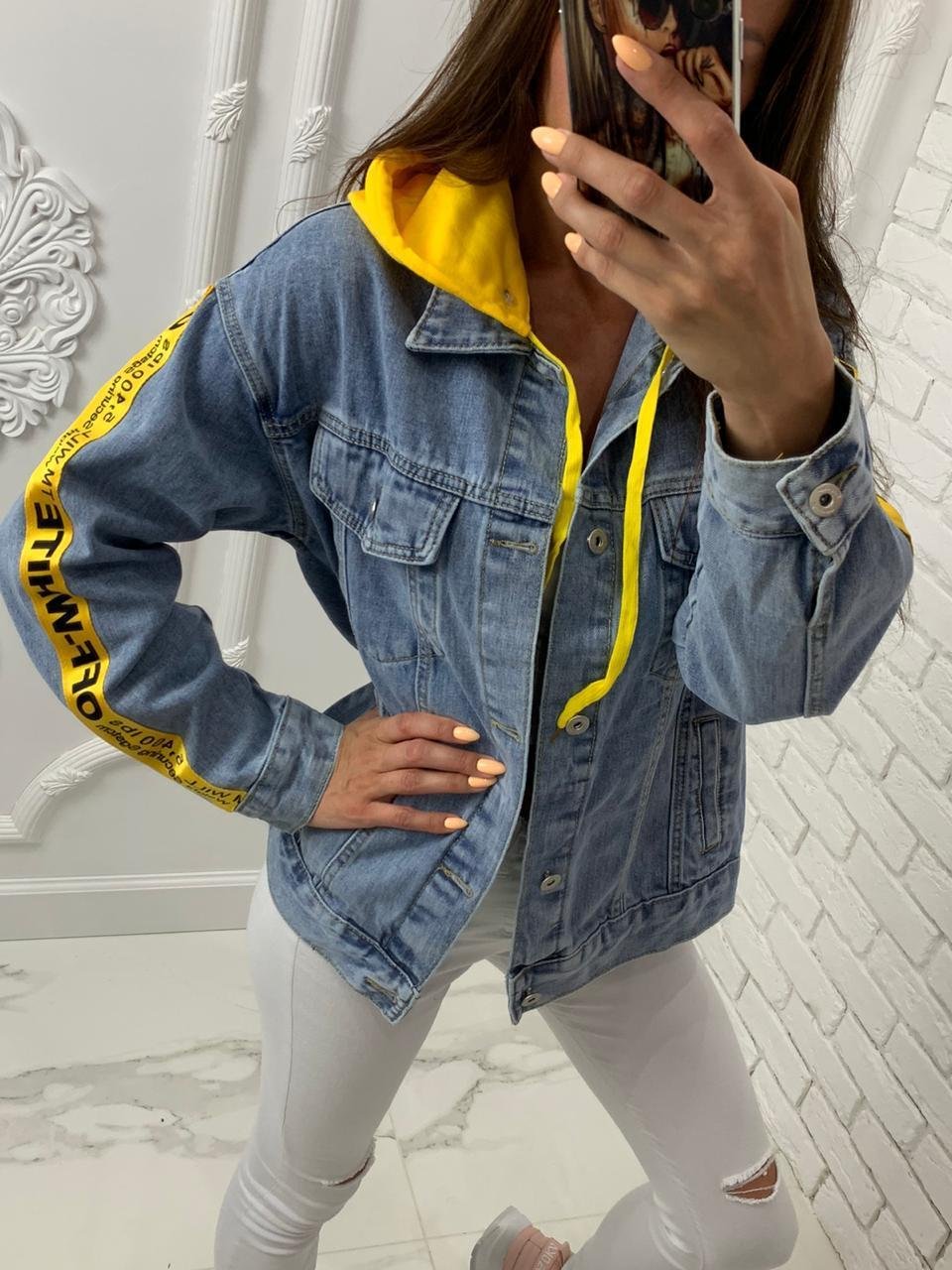 Желтая джинсовая куртка