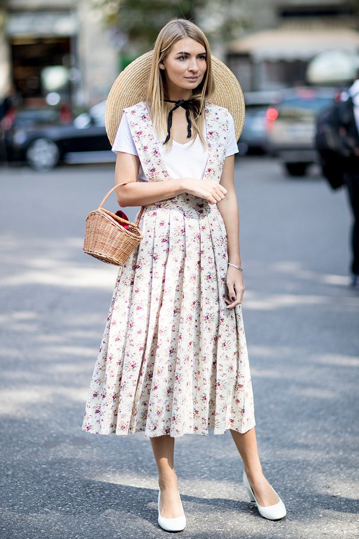 Вечернее платье с кедами