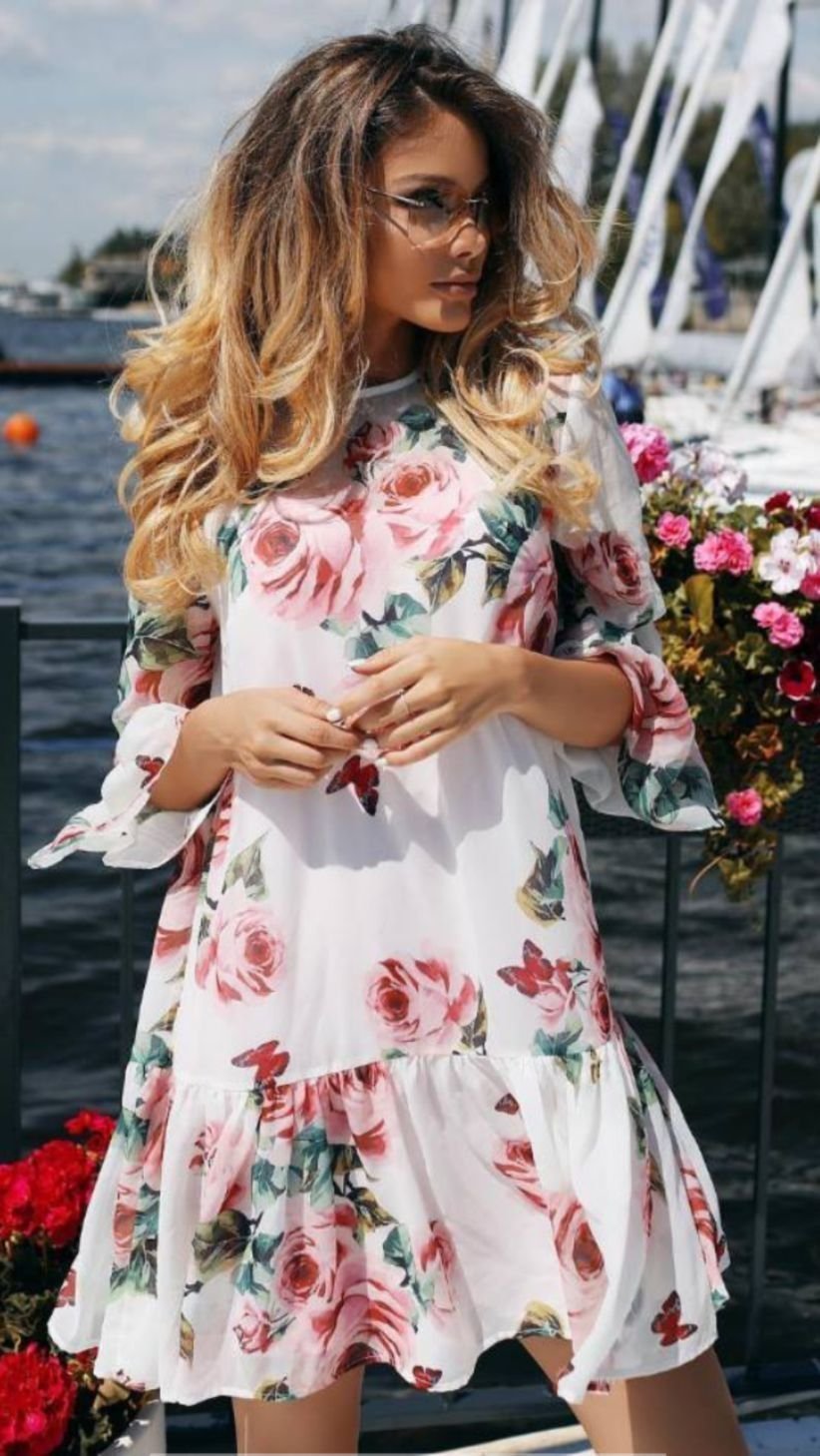 Платье на вешалке