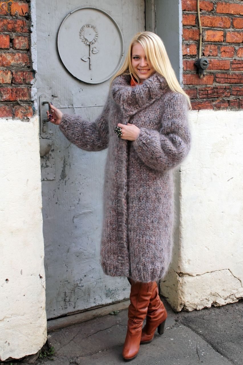 Двухцветное пальто крючком