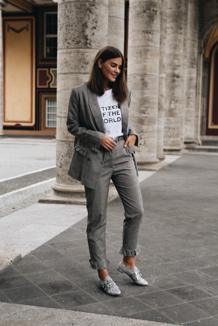 Модный синий свитер