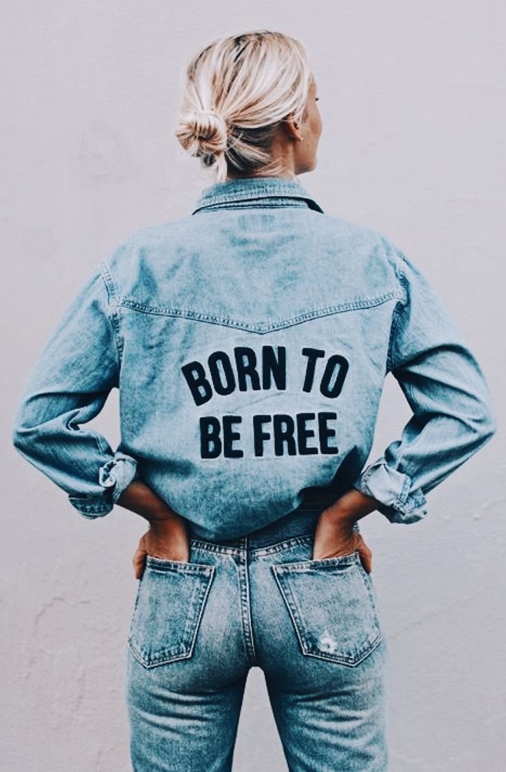 Джинсовая куртка с надписью на спине