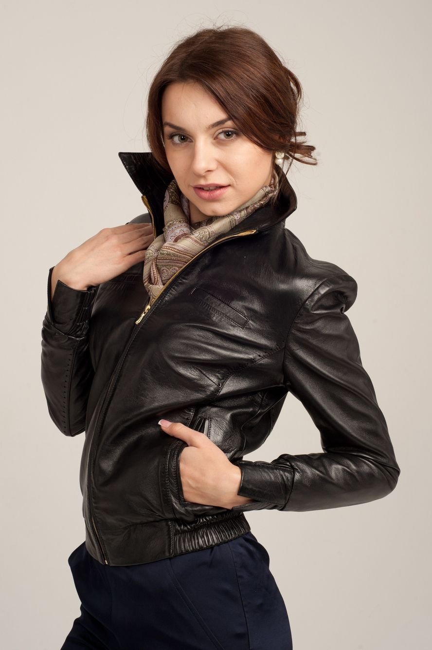 Кожаная куртка с капюшоном женская