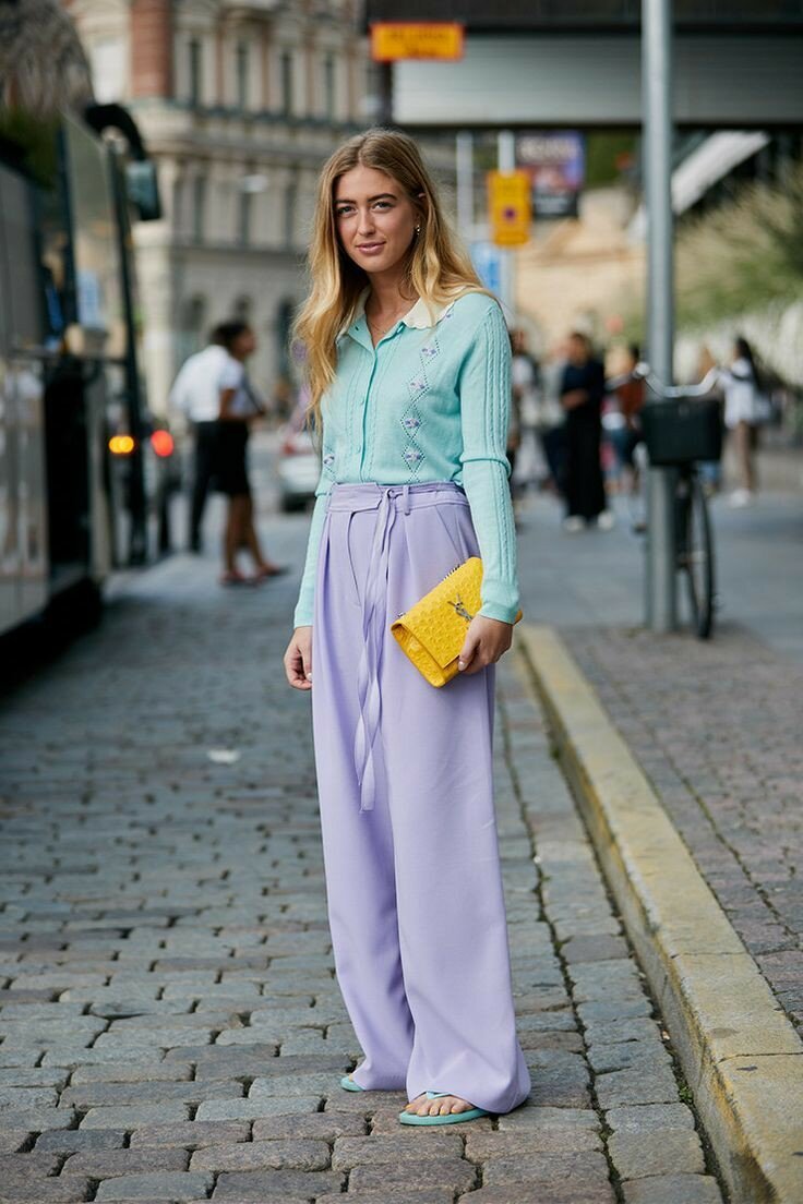 Образ с лавандовыми брюками