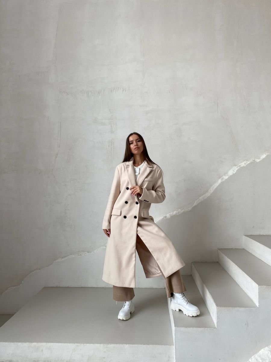 Кира Пластинина черное пальто клеш