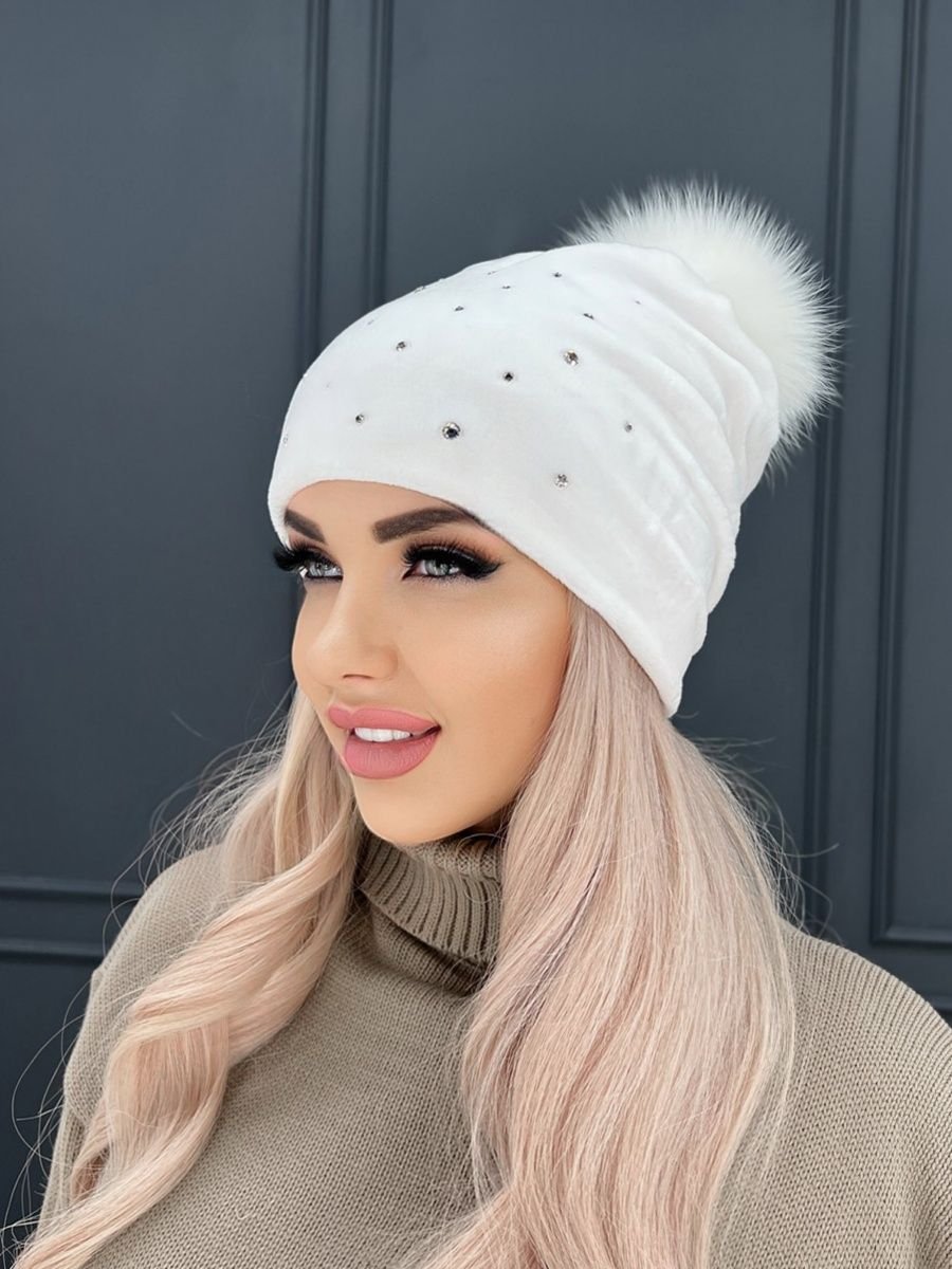 Велюровая шапка со стразами