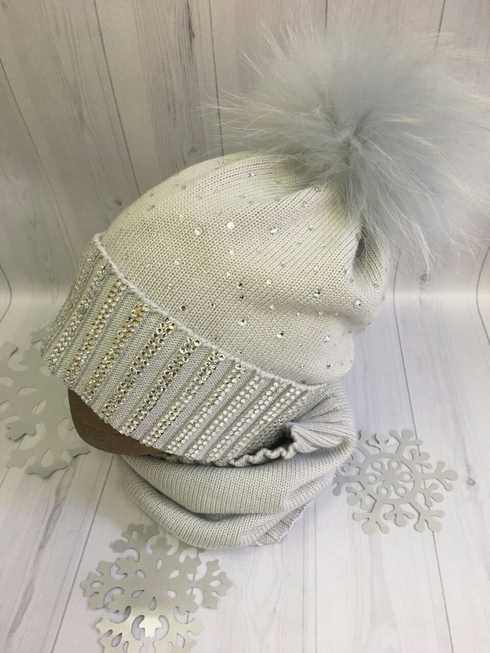 Шапка черная с натуральным помпоном и камушками