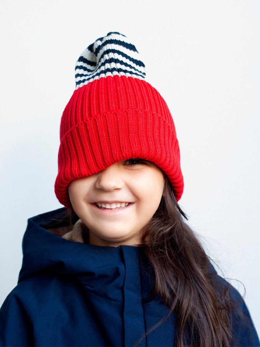 Шапка к красному пуховику женская