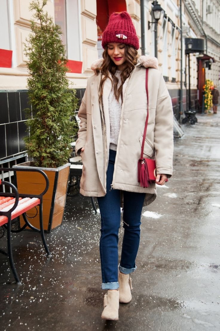 Девушки в шапочках зимой