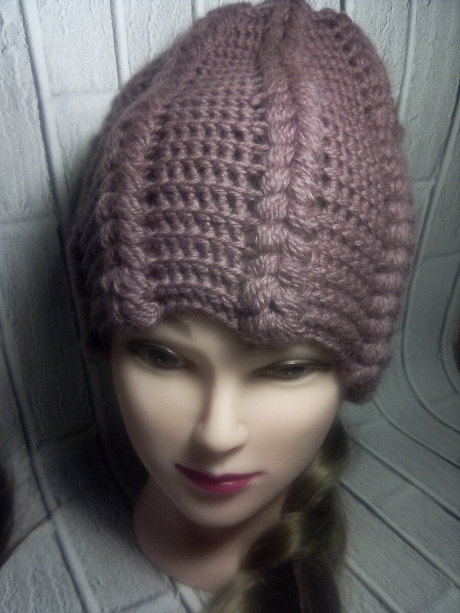 Шапка рельефными столбиками женская
