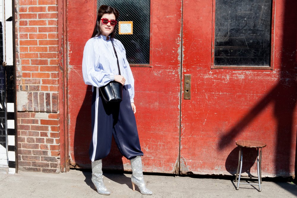 Спортивные штаны заправленные в сапоги