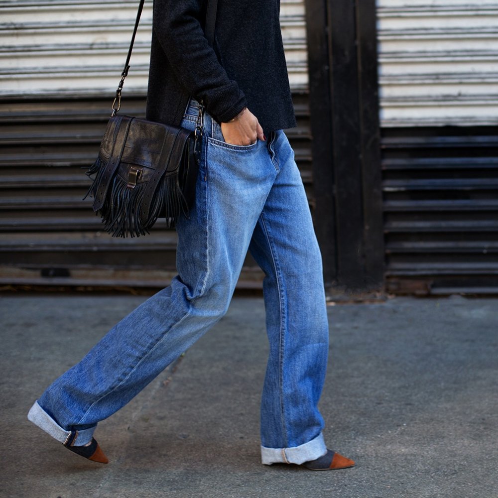 Широкие джинсы с подворотами